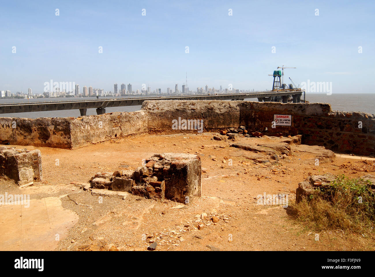 Bandra Worli sea link in costruzione visto da di Bandra fort a Bombay Mumbai; Maharashtra, India Foto Stock