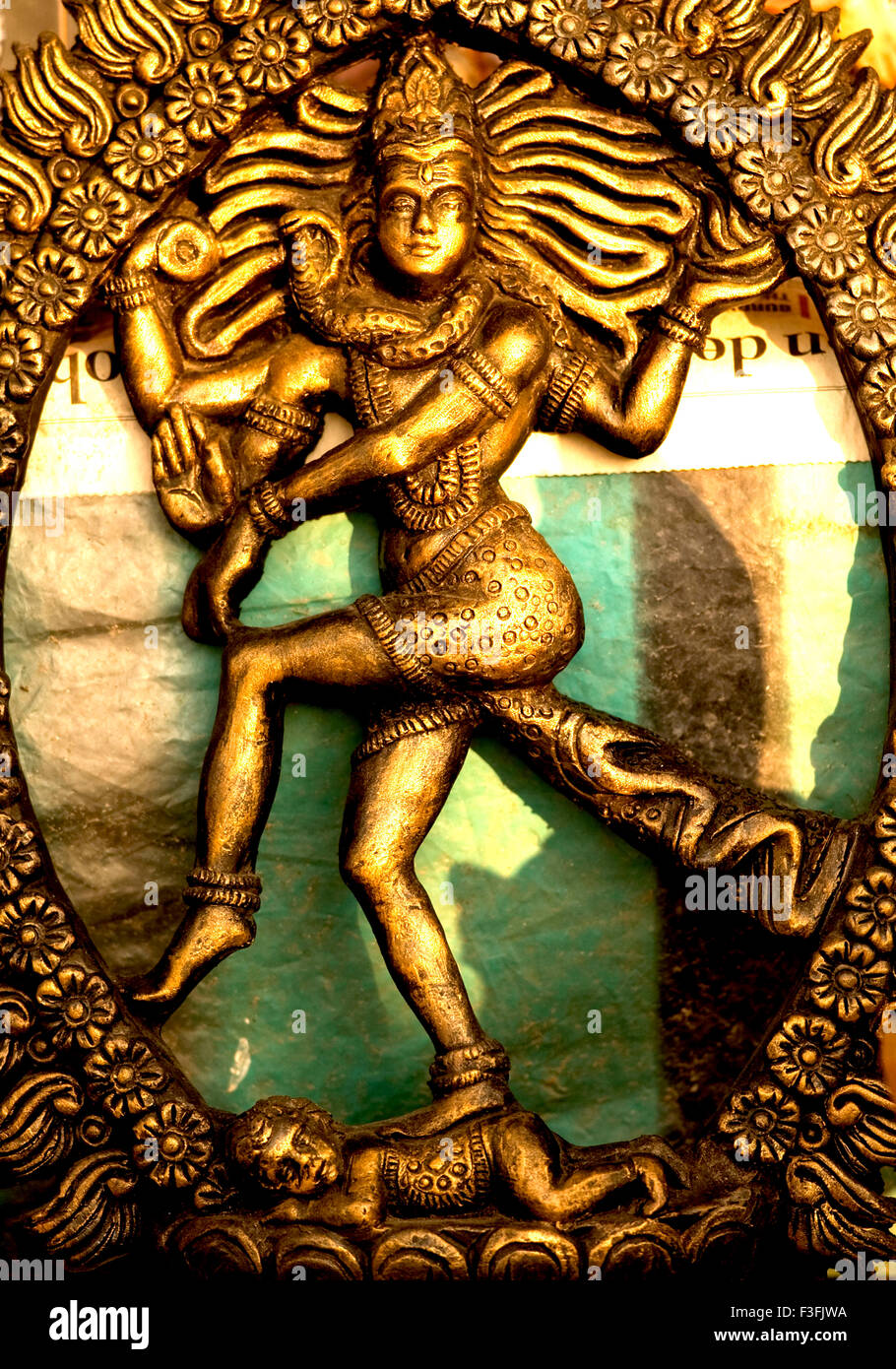 Realizzato a mano in stampo di ottone signore Shiva come Nataraja dagli artigiani del distretto di West Bengala ; India Foto Stock
