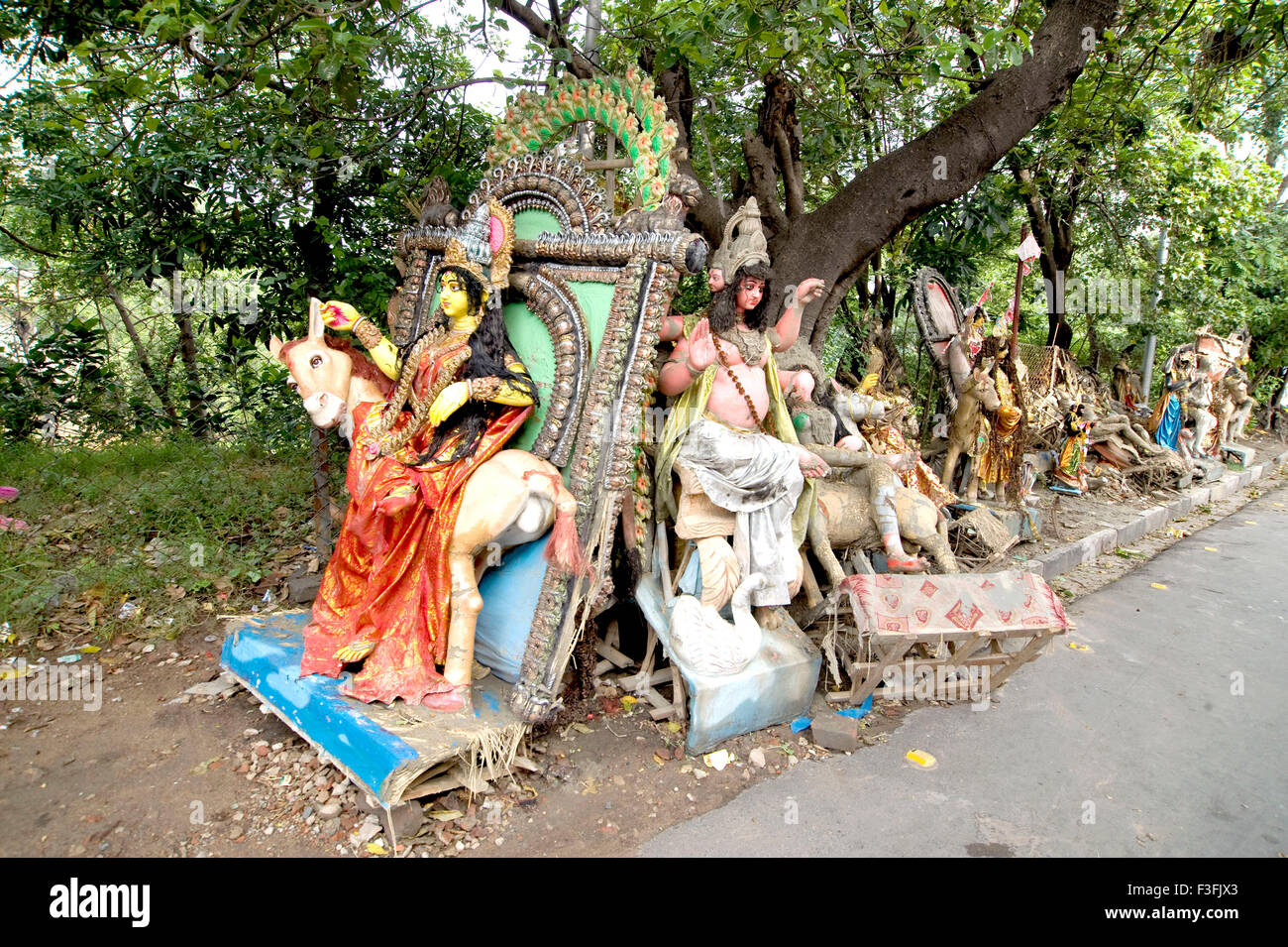 Strada cimitero per scartare dei e dee ; India Foto Stock