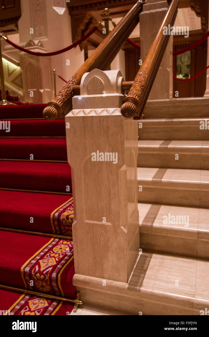 Lobby con alti archi e un ornato soffitto in legno nella Royal Opera House di Shati Al-Qurm, Muscat Oman Foto Stock