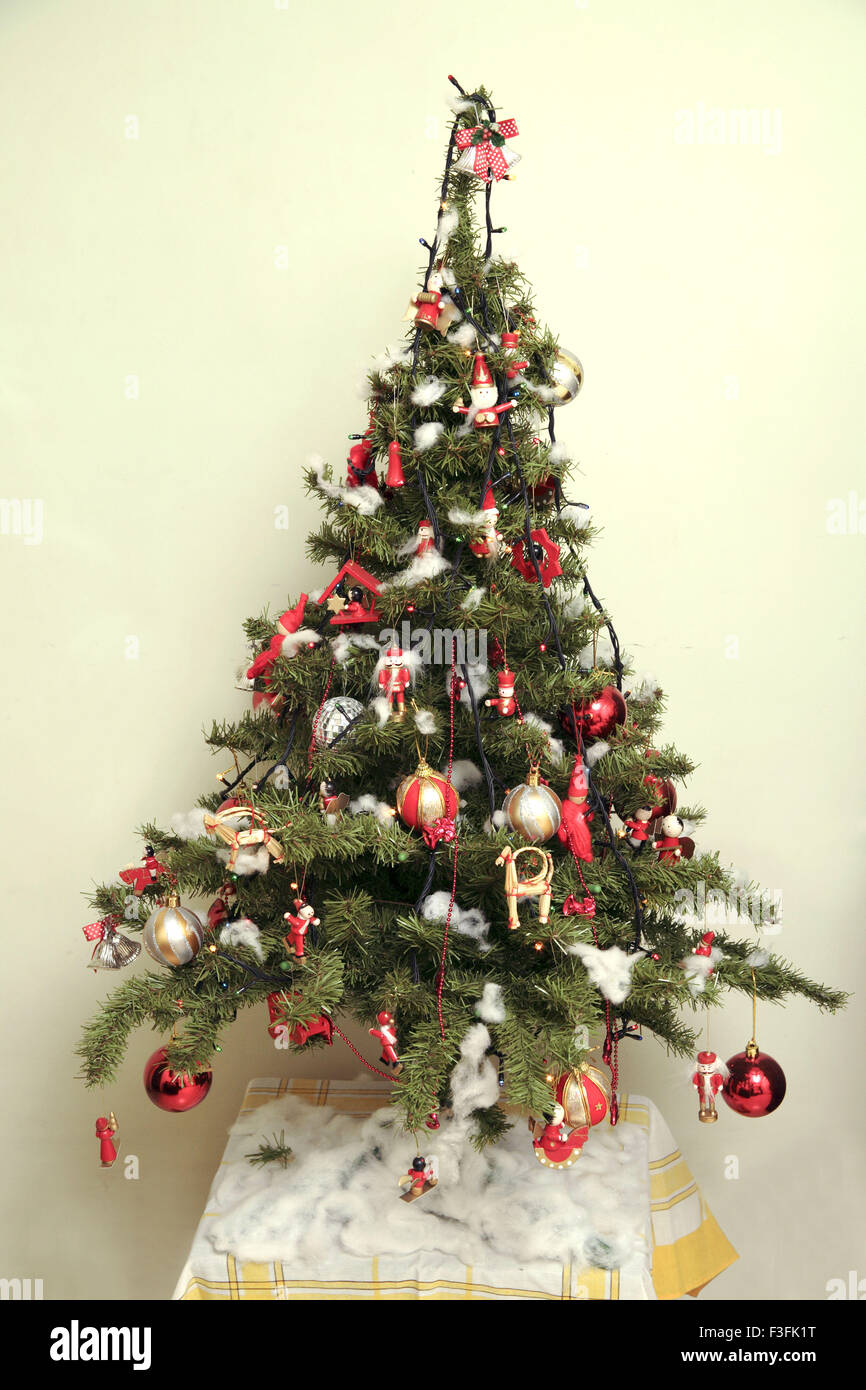 Albero di natale con decorazione durante la stagione di natale Foto Stock