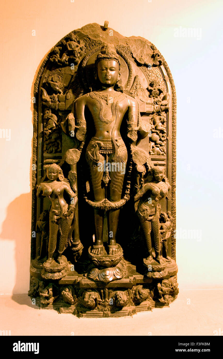 Statua del signore Vishnu del IX secolo al patrimonio Il Museo Indiano edificio ; Calcutta ; Bengala Occidentale ; India Foto Stock
