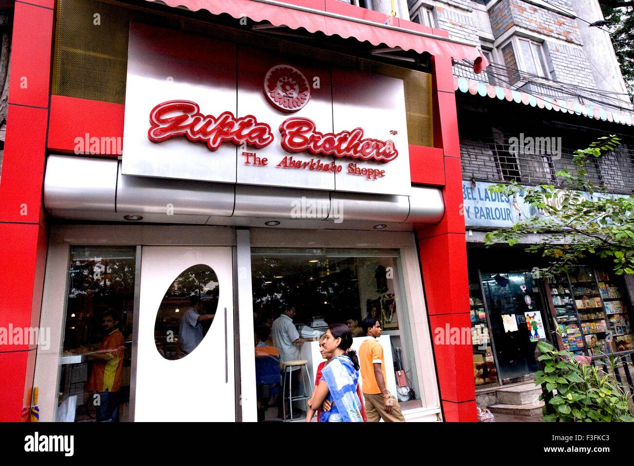 Vista frontale dei fratelli Gupta negozio di dolci ; Calcutta ; Bengala Occidentale ; India Foto Stock