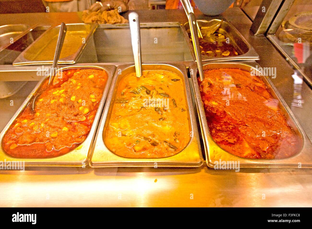 Vari tipi di piatti laterali mataró paneer ; bhendi paneer ; masala con sugo di carne a Gupta fratelli negozio di dolci ; Calcutta ; Bengala Occidentale Foto Stock