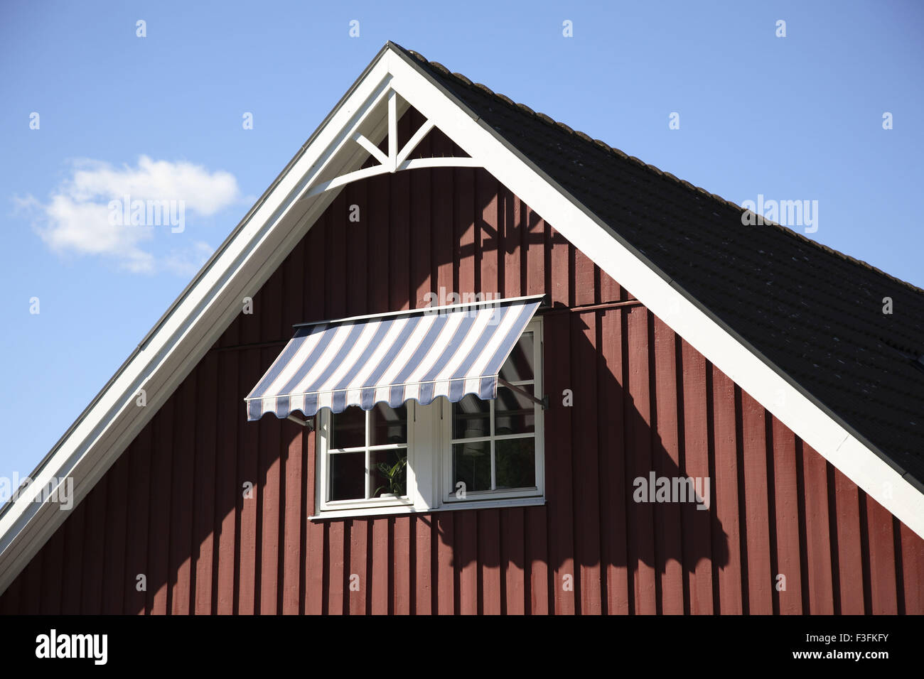 Finestra di capannone con pareti rosse di legno ; Svezia alcuna proprietà di rilascio Foto Stock