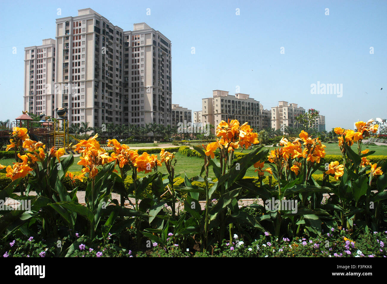 Bhakti-parco giardino di fronte alto complesso residenziale in Wadala Oriente ; Mumbai Bombay ; Maharashtra ; India Foto Stock