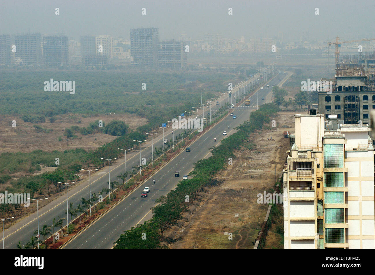 Vista aerea di Palm Beach Road con le mangrovie e gli edifici residenziali su due lati a Bombay Mumbai Foto Stock