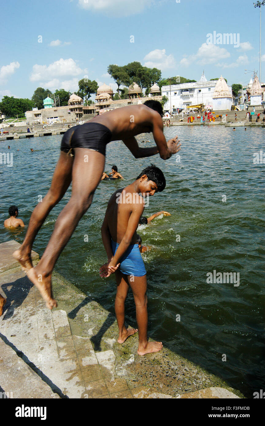 I bambini tenendo bagnarsi nel fiume Shipra a Ujjain ; Madhya Pradesh ; India Foto Stock