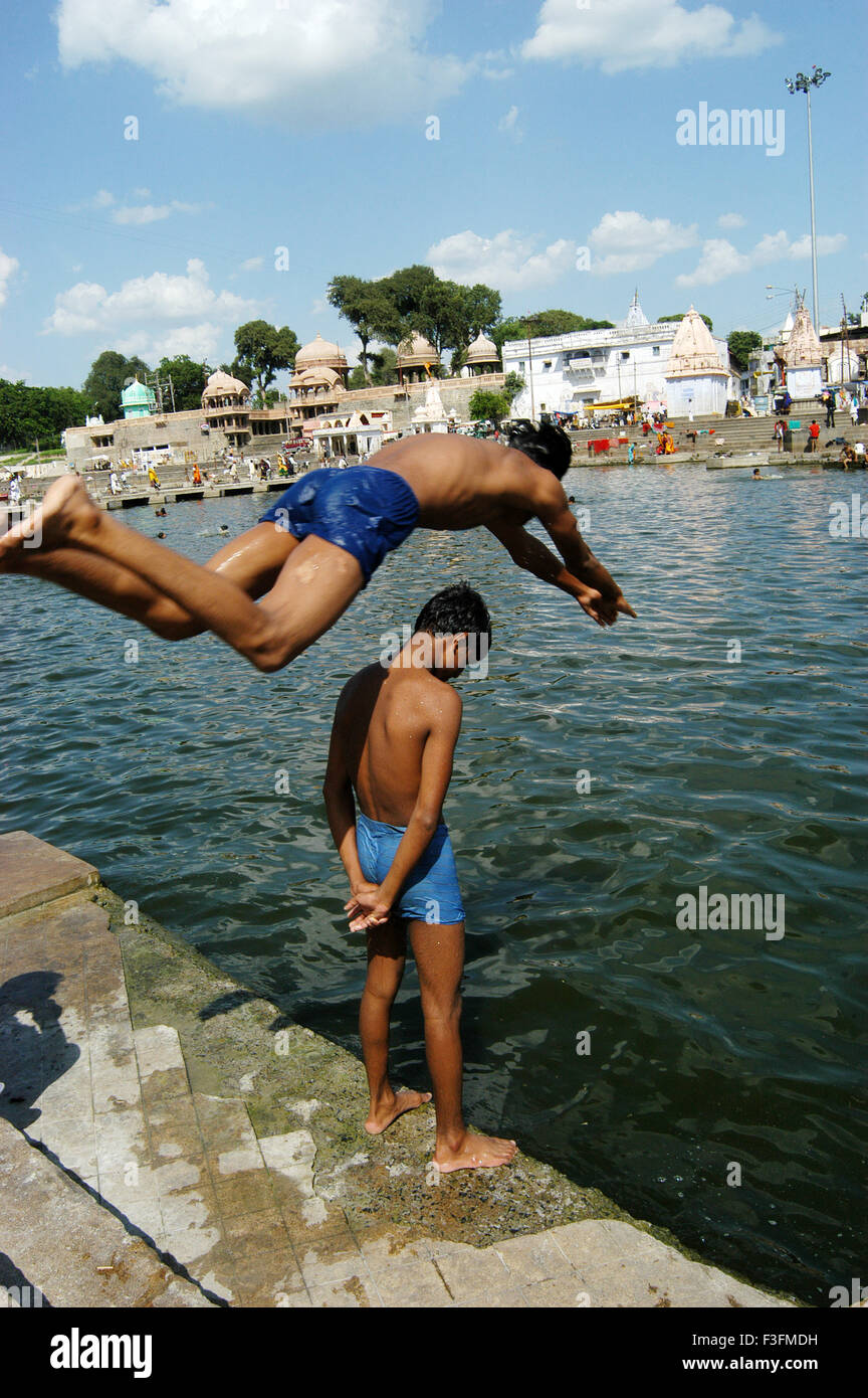 I bambini tenendo bagnarsi nel fiume Shipra a Ujjain ; Madhya Pradesh ; India Foto Stock