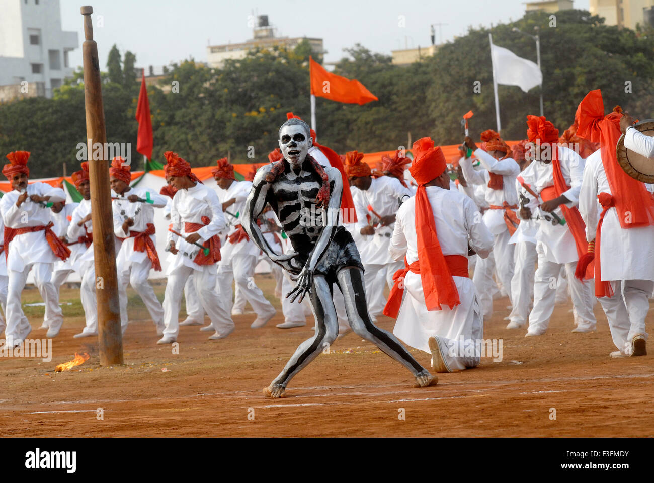 Performer abito scheletro convogliare gli effetti nocivi del fumo ; tabacco e alcool all annuale della polizia di Mumbai Tattoo show Mumbai Foto Stock