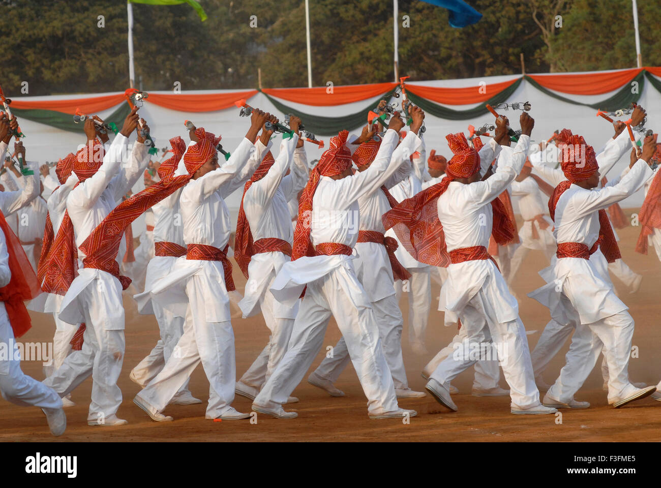 Ballerini eseguono all annuale della polizia di Mumbai Tattoo show ; Bombay ora Mumbai ; Maharashtra ; India Foto Stock