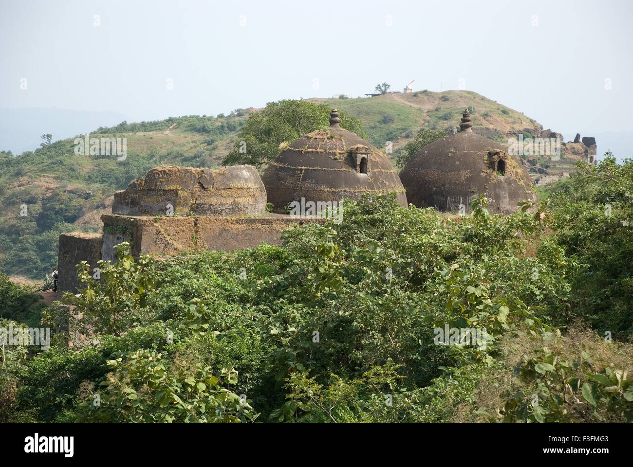 Champaner Pavagadh ; granai situato sul lato della collina di Pavagadh Champaner ; Panchmahals Gujarat Foto Stock