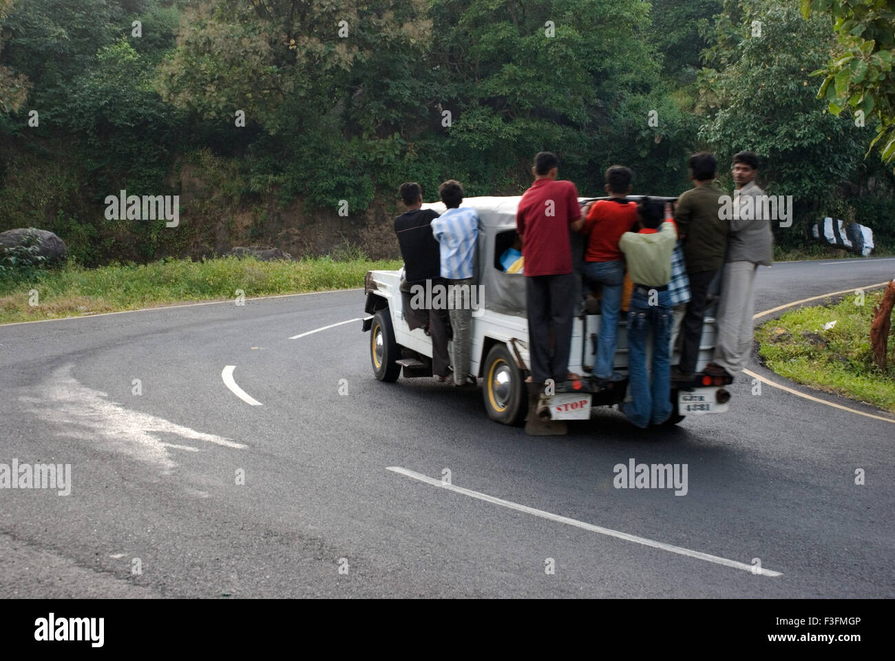 Jeep ; modalità di trasporto sulle regioni collinose Champaner Pavagadh ; quartiere Panchmahals ; nello Stato di Gujarat ; India ; Asia Foto Stock