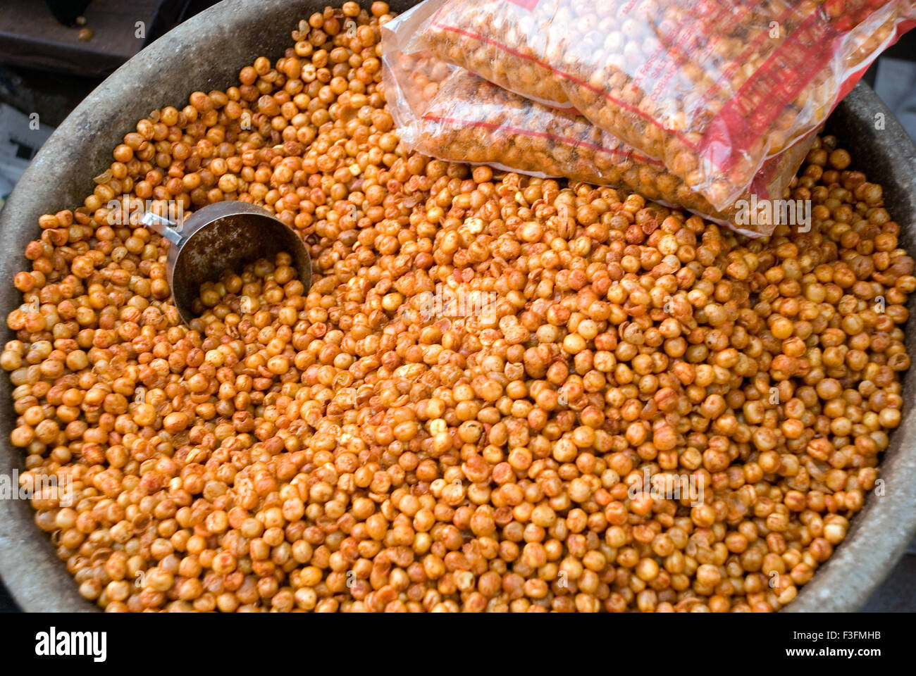 Arrosto speziato grammi (Masala Chana) venduti nel mercato ; Pavagadh ; quartiere Panchmahals ; nello Stato di Gujarat ; India ; Asia Foto Stock
