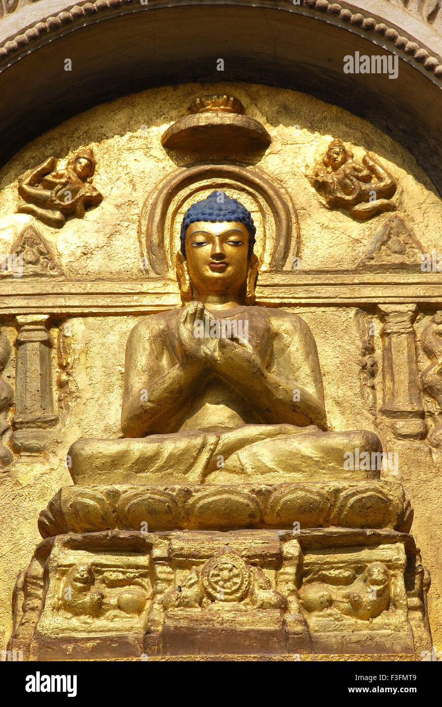 Signore Buddha statua dorata in postura di meditazione ; Gaya ; Bihar ; India Foto Stock