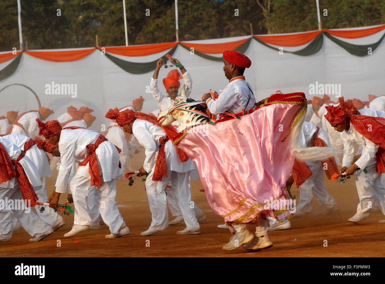Ballerini eseguono all annuale della polizia di Mumbai Tattoo show ; Bombay ora Mumbai ; Maharashtra ; India Foto Stock