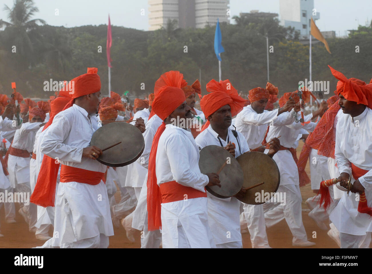 Ballerini eseguono all annuale della polizia di Mumbai Tattoo show ; Bombay ora Mumbai ; Maharashtra ; India Foto Stock