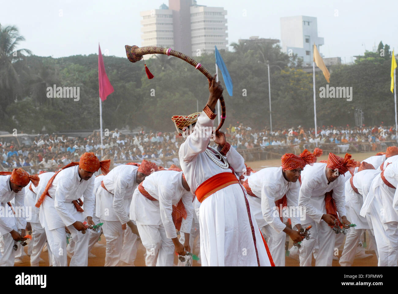 Ballerini eseguono all annuale della polizia di Mumbai Tattoo show ; Bombay ora Mumbai ; Maharashtra ; India Foto Stock