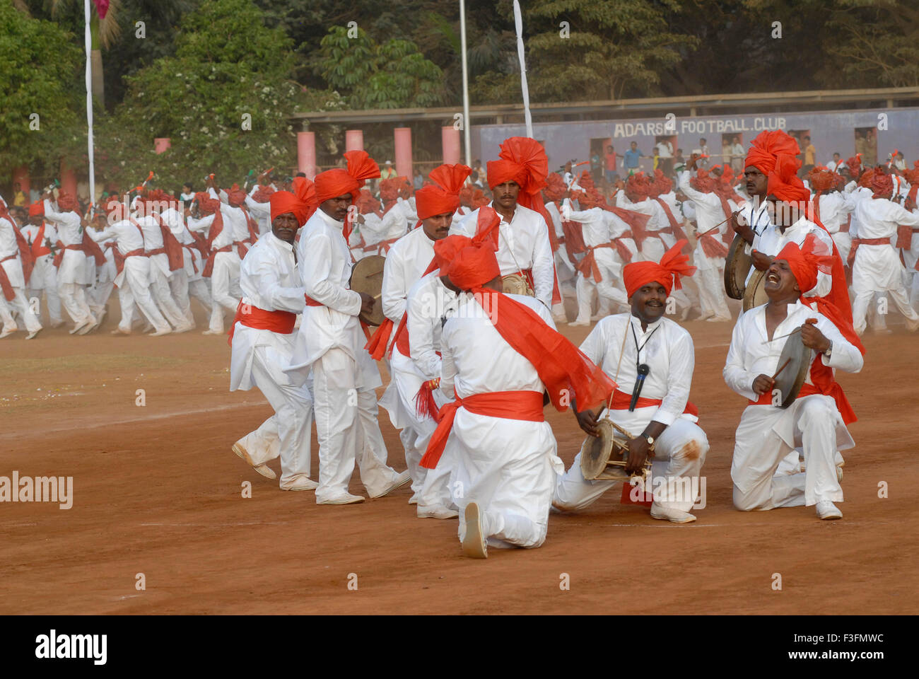 Ballerini eseguono all annuale della polizia di Mumbai Tattoo show ; Bombay ora Mumbai ; Maharashtra ; India Foto Stock