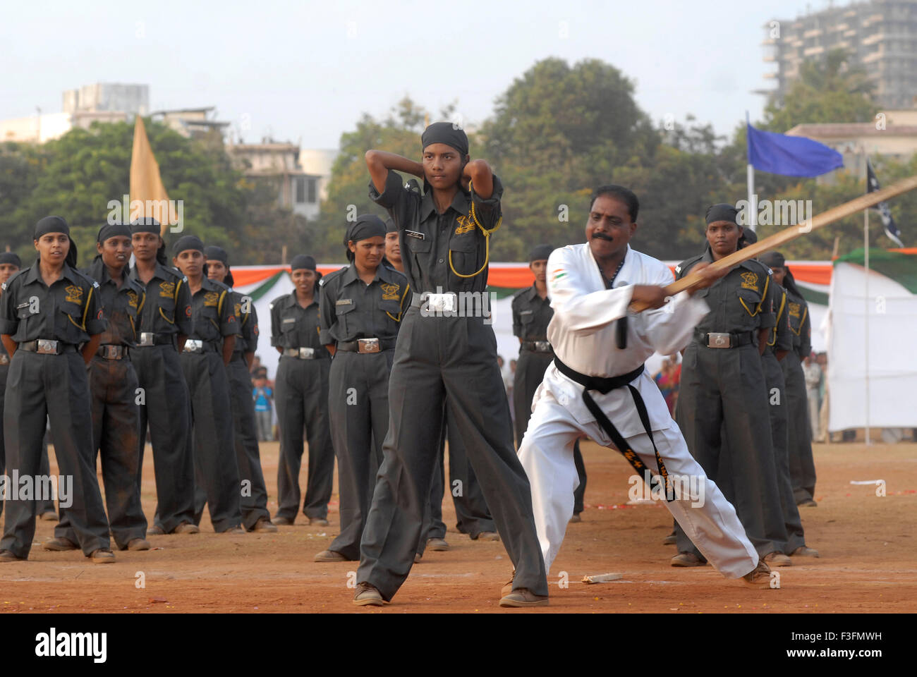 Donne commandos dimostrare la loro abilità di Karate annuale della polizia di Mumbai Tattoo show Parco Shivaji Mumbai Foto Stock