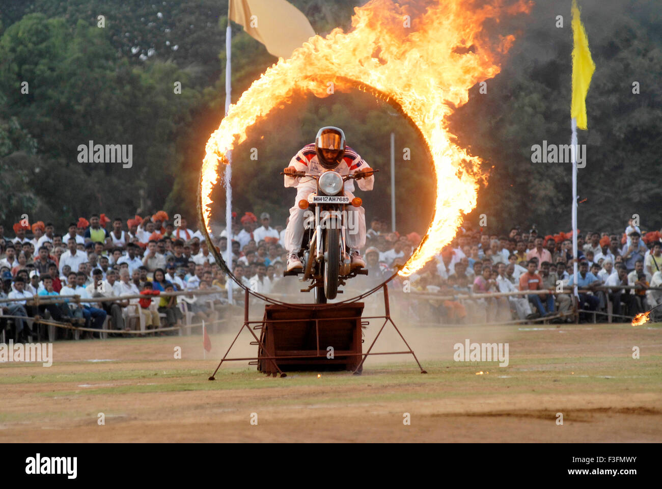 La polizia di Mumbai i più temerari eseguire acrobazie sulla moto durante l'annuale della polizia di Mumbai Tattoo show Mumbai Foto Stock