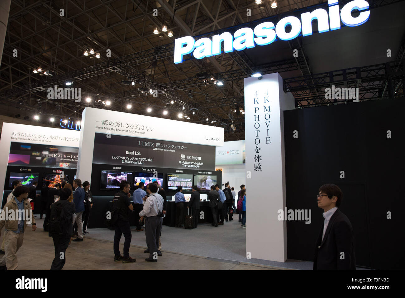 Makuhari, Giappone. Il 7 ottobre, 2015. In Giappone il Panasonic visualizza un Blu-ray Disc™ compatibili con 4K UltraHD dischi che ha una risoluzione quattro volte superiore rispetto a quella delle convenzionali ad alta definizione, il primo giocatore del mondo, al CEATEC in Makuhari, a est di Toko. Un totale di 531 aziende e organizzazioni comprendenti 151 da 19 paesi stranieri hanno partecipato all'esauriente esposizione universale del taglio-bordo di esso e l'elettronica, il più grande del suo genere in Asia, che prevede di elaborare alcuni 150.000 visitatori durante i quattro giorni di esecuzione. Credito: Aflo Co. Ltd./Alamy Live News Foto Stock