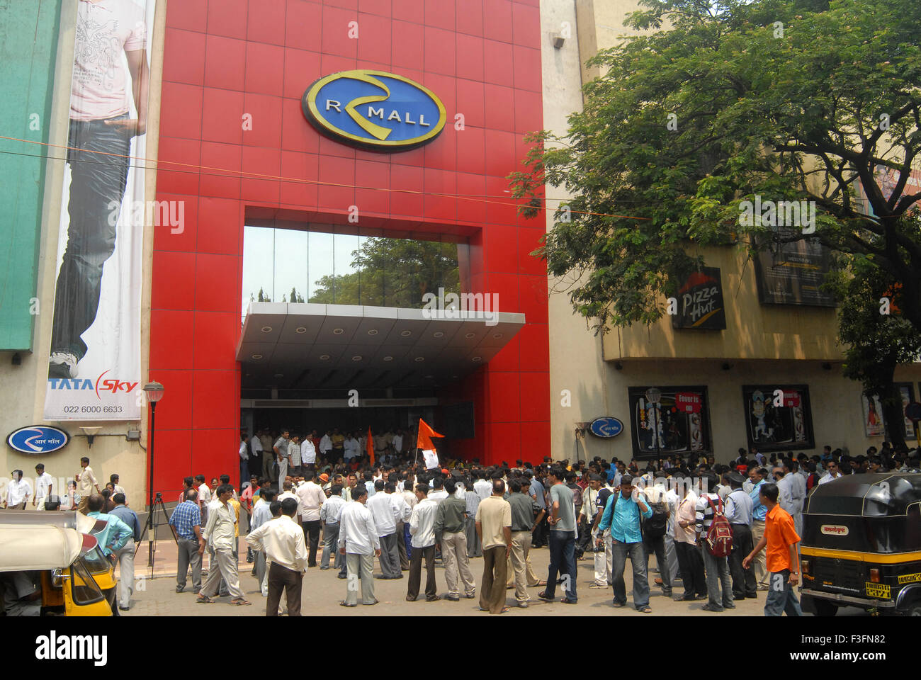 Shiv Sainiks protesta contro la sospensione dei dipendenti dal Bazaar di grandi magazzini a Bombay Mumbai Foto Stock