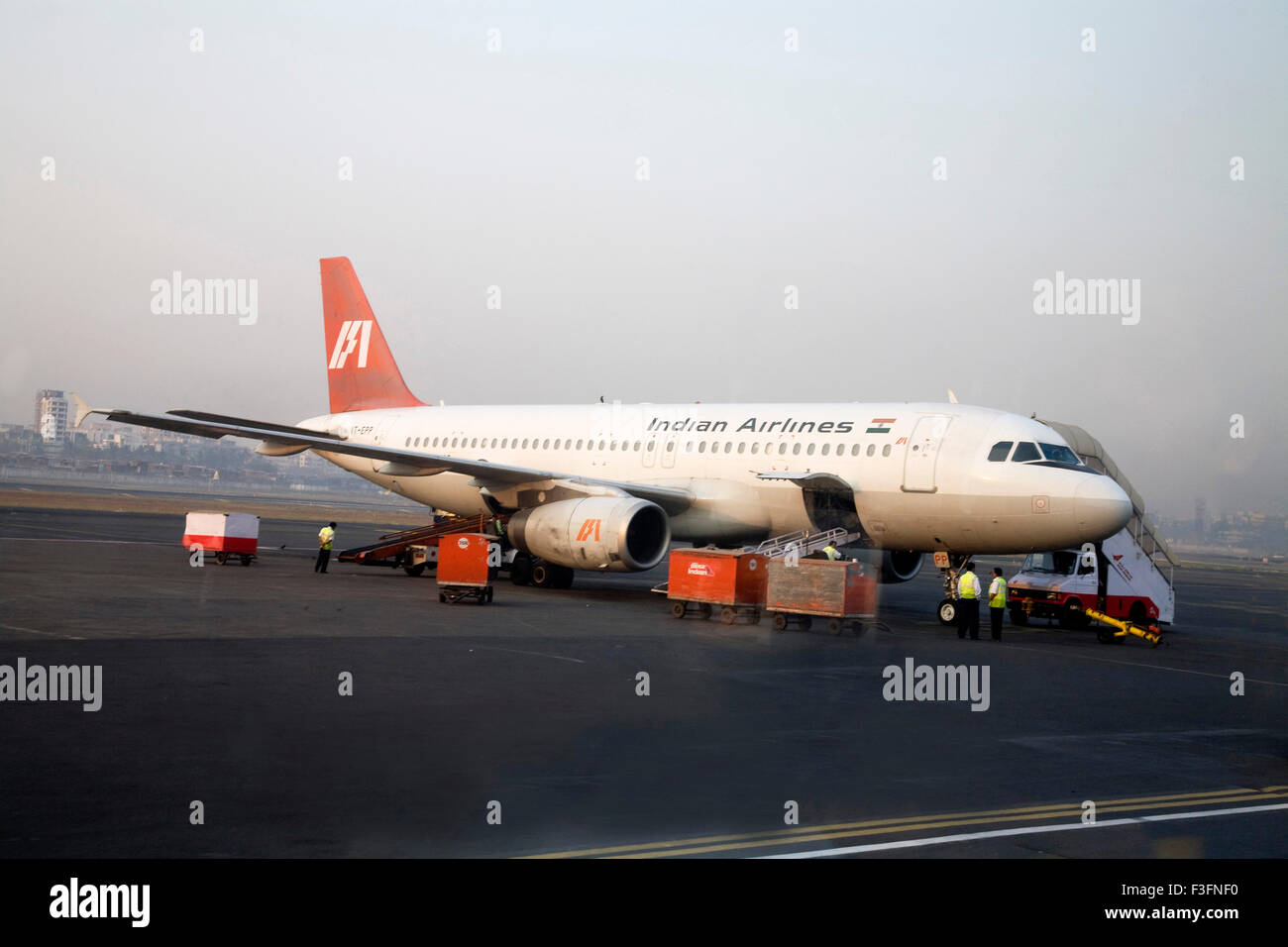 Compagnia aerea indiana del volo si appresta a prendere il largo sulla pista di Chattrapati Shivaji Terminal ; Santacruz Mumbai ; Maharashtra Foto Stock