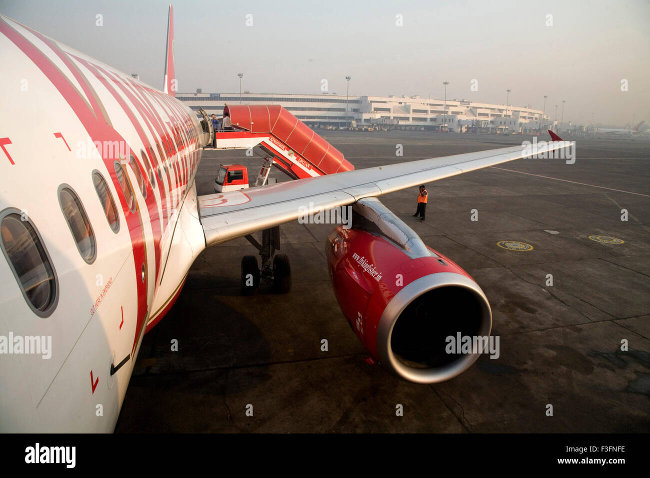 Kingfisher Deccan volo air bus A320 è pronto a decollare su Chattrapati Shivaji Terminal ; Santacruz Mumbai Foto Stock