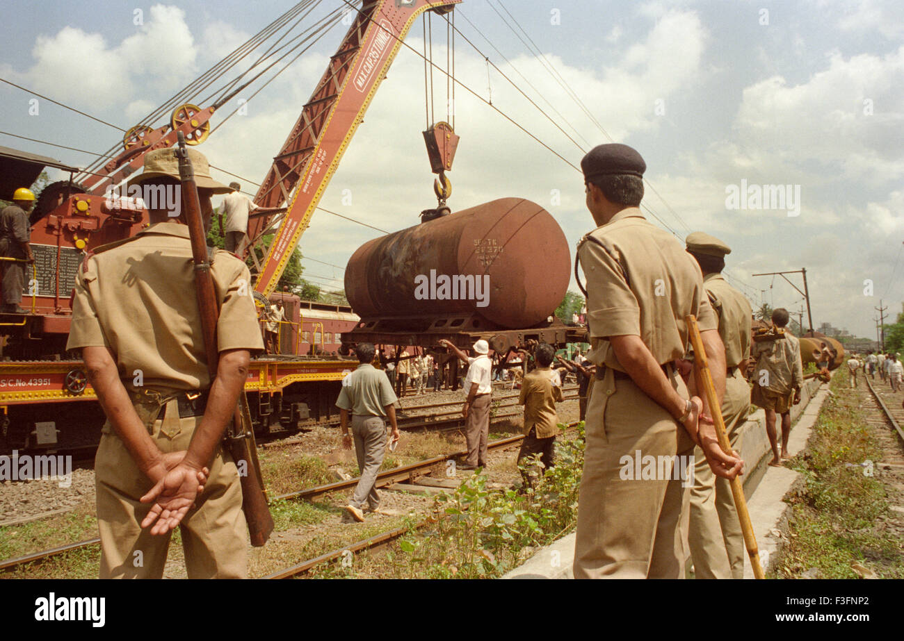 I lavoratori del settore ferroviario spostare carri merci gru deragliamento del treno vicino stazione Mulund Bombay Mumbai Foto Stock