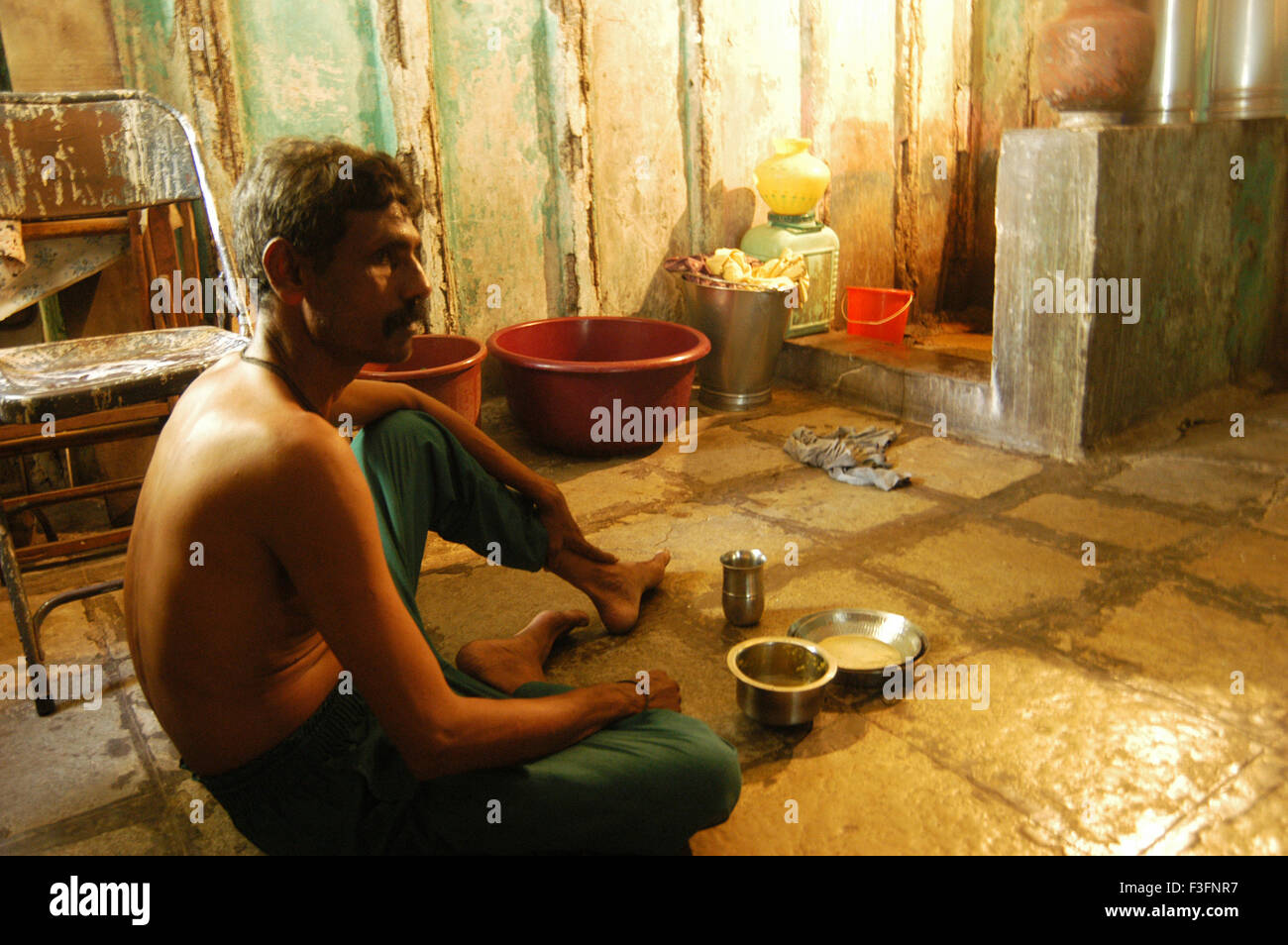 Soggiorno residenti nella struttura fatiscente di transito camp a Colonia Ramabai a Ghatkopar Oriente ; Mumbai Bombay Foto Stock