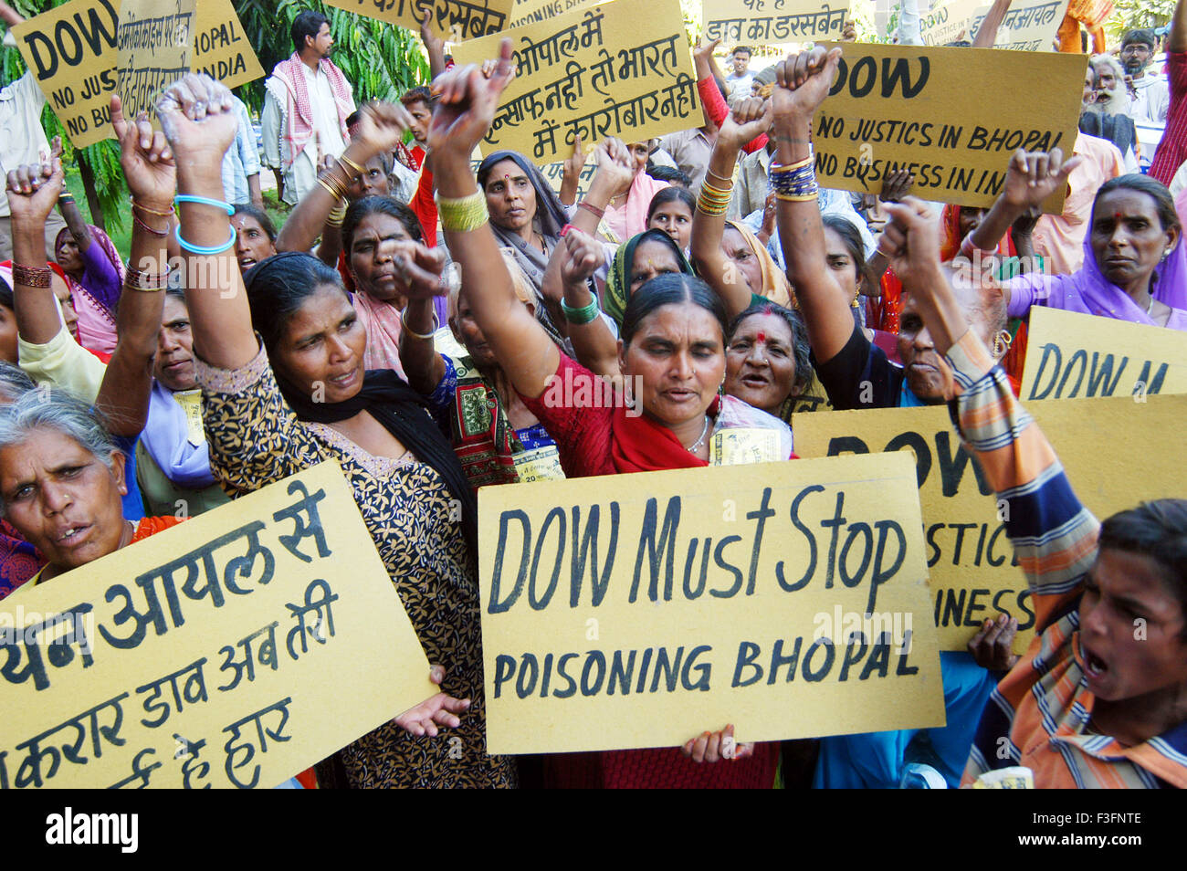 I sopravvissuti e i parenti di Bhopal tragedia di Gas le donne a protestare gridando slogan in parte anteriore della Dow Chemical Company a Bombay Mumbai India Maharashtra Foto Stock