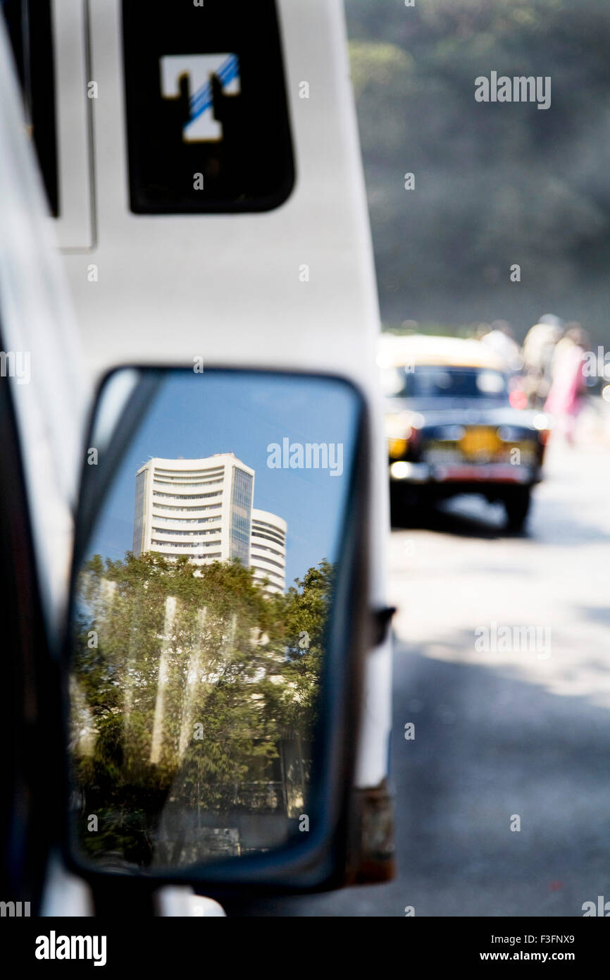 Bombay Stock Exchange building riflessa nello specchio di mini bus ; Bombay ora Mumbai ; Maharashtra ; India Foto Stock