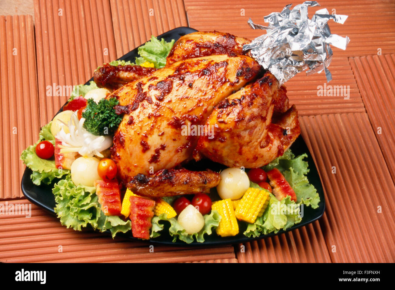 Non piatto vegetariano ; pollo arrosto con insalata mista Foto Stock