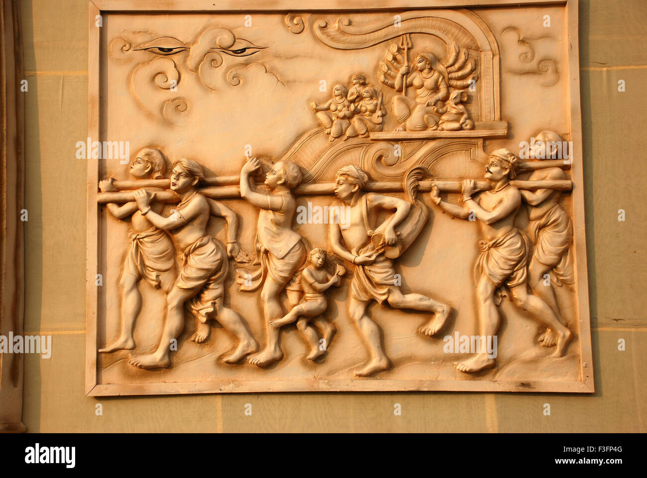 Portare rilievo palanquin Durga scultura ; Calcutta ; Kolkata ; Bengala Occidentale ; India ; Asia Foto Stock