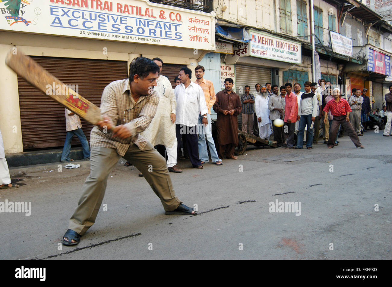 Commercianti Gioca partita di cricket in sciopero per protestare contro la proposta di IVA in Mumbai Bombay ; Maharashtra ; India n. MR Foto Stock