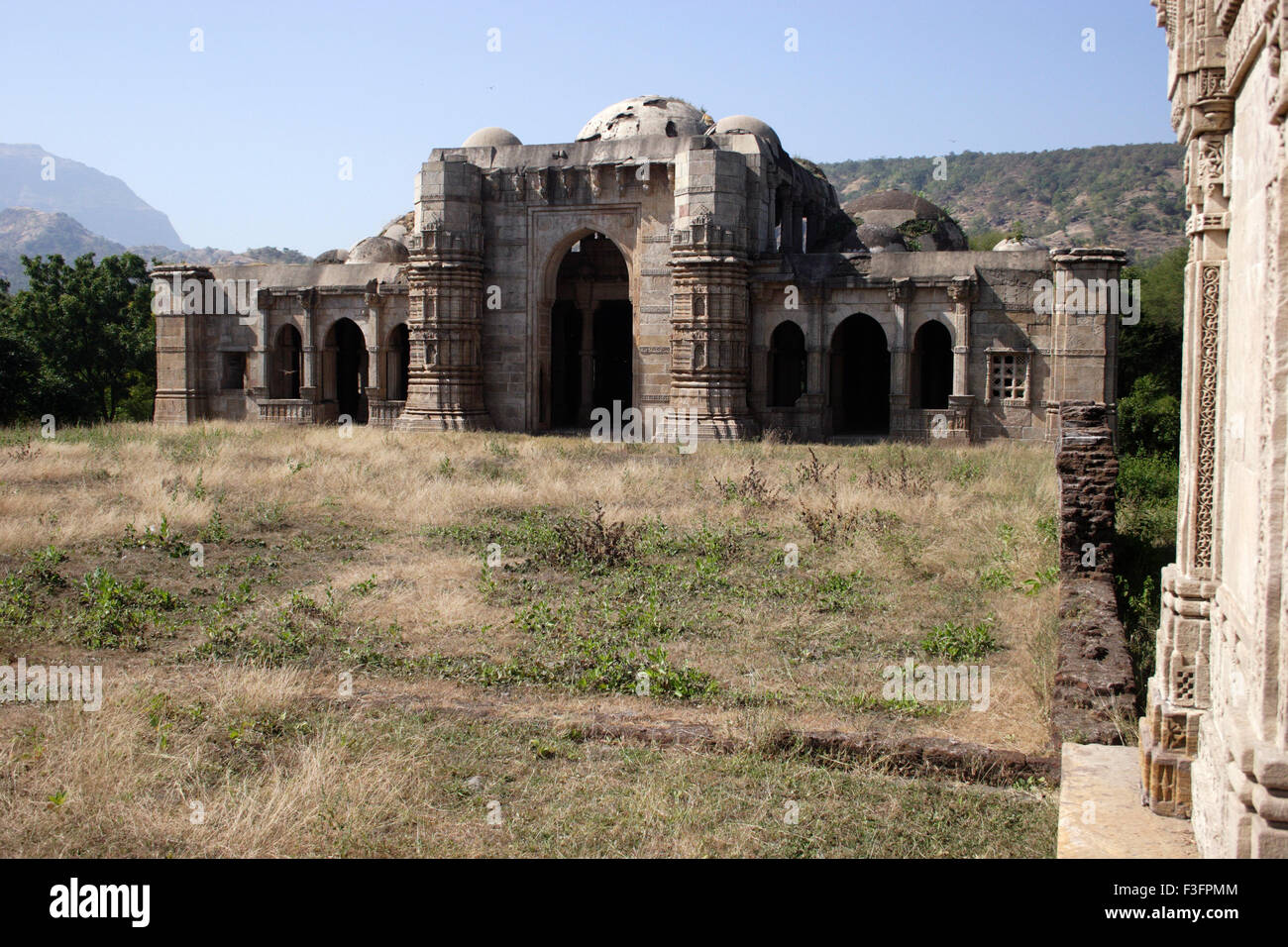 Nagina masjid costruito nel XV secolo A.d Ingresso con minareti ; Halol ; Gujarat ; India Foto Stock