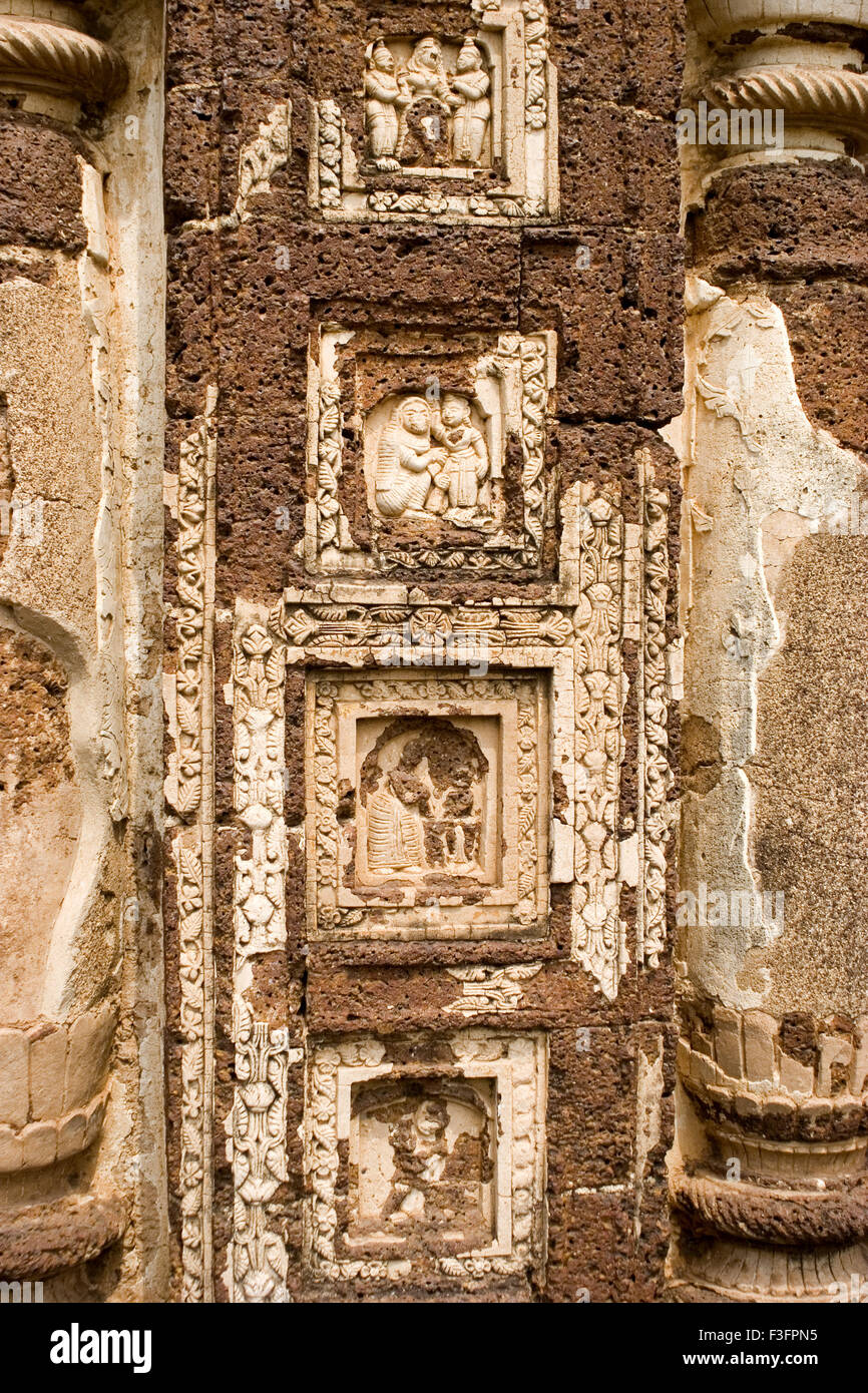 Motivi decorativi geometrici e floreali epics e puranic sulla scena Radhashyam tempio costruito righello Jagat Malla Bishnupur Foto Stock