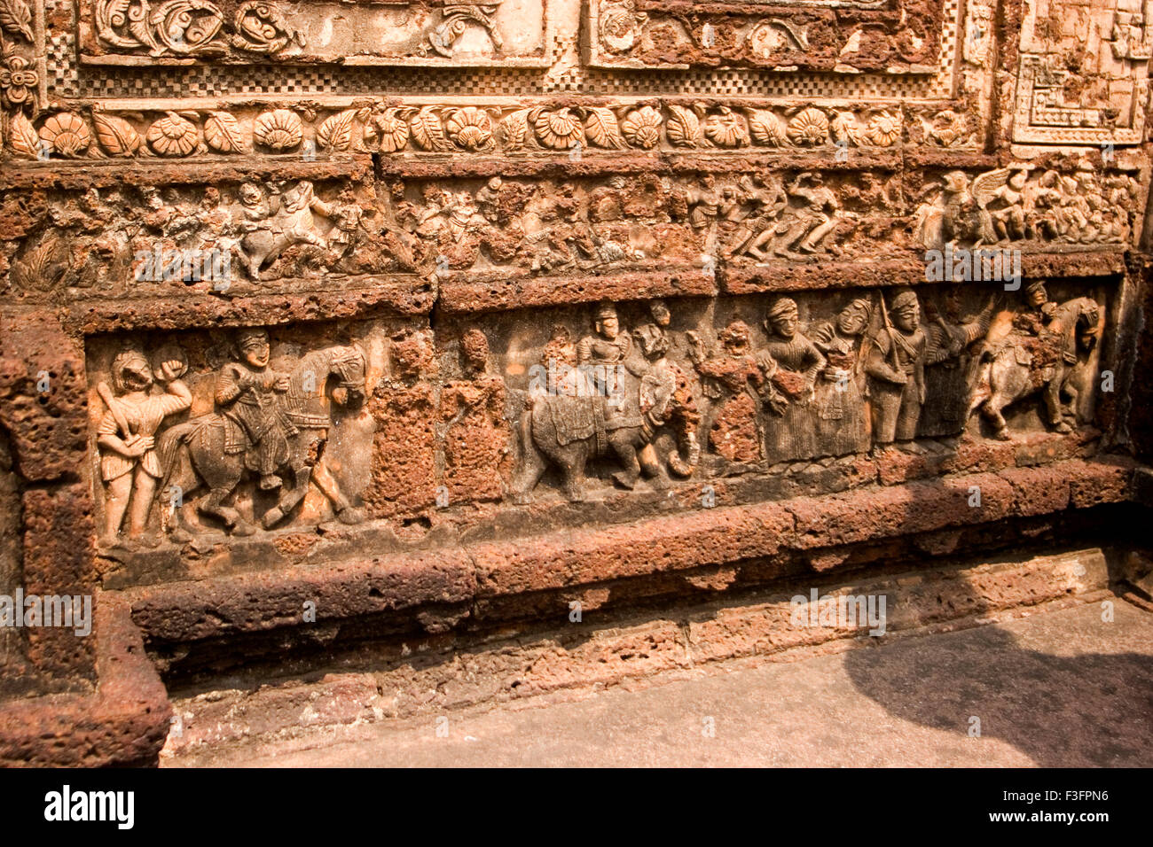 Motivi decorativi geometrici e floreali epics puranic scena Radhashyam tempio costruito righello Jagat Malla Bishnupur Foto Stock