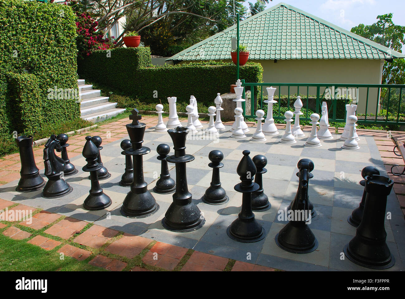 Tasti di scacchi sul pavimento progettata scacchiera Foto Stock