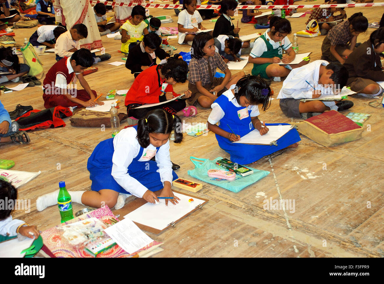 Concorso di pittura per bambini ; Calcutta ; Kolkata ; Bengala Occidentale ; India ; Asia Foto Stock