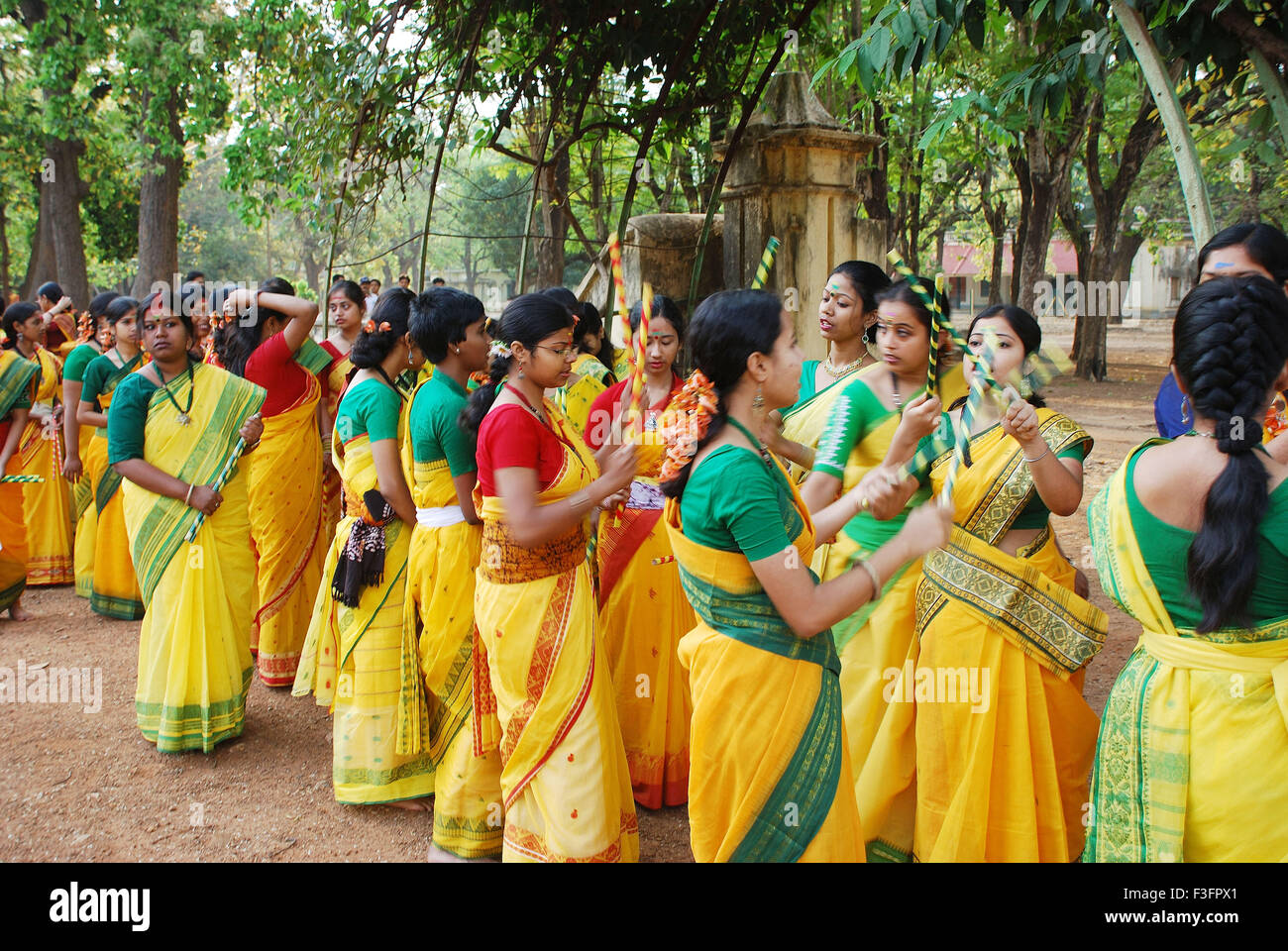 La gente celebra Holi festival presso Shantinekatan ; Calcutta ; Bengala Occidentale ; India Foto Stock