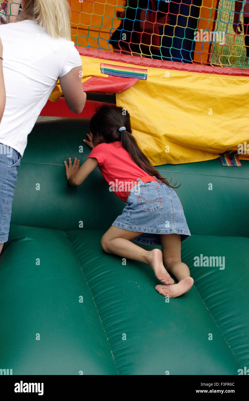 Bambini che giocano su aria riempito buttafuori Foto Stock