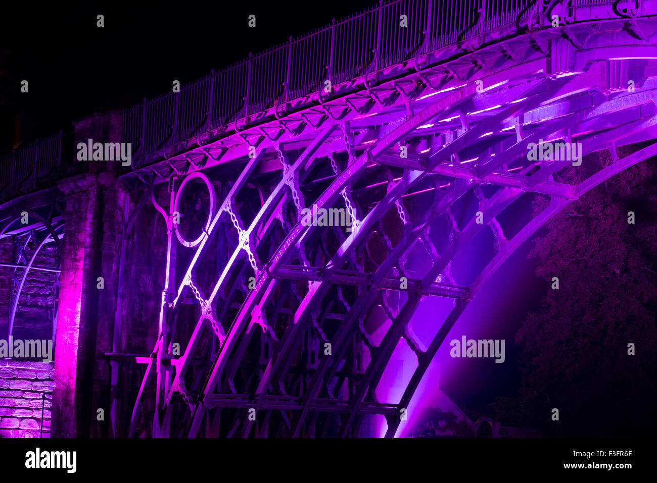 Gli illuminati ghisa struttura del ponte in ferro di Ironbridge, Shropshire, Inghilterra. Foto Stock