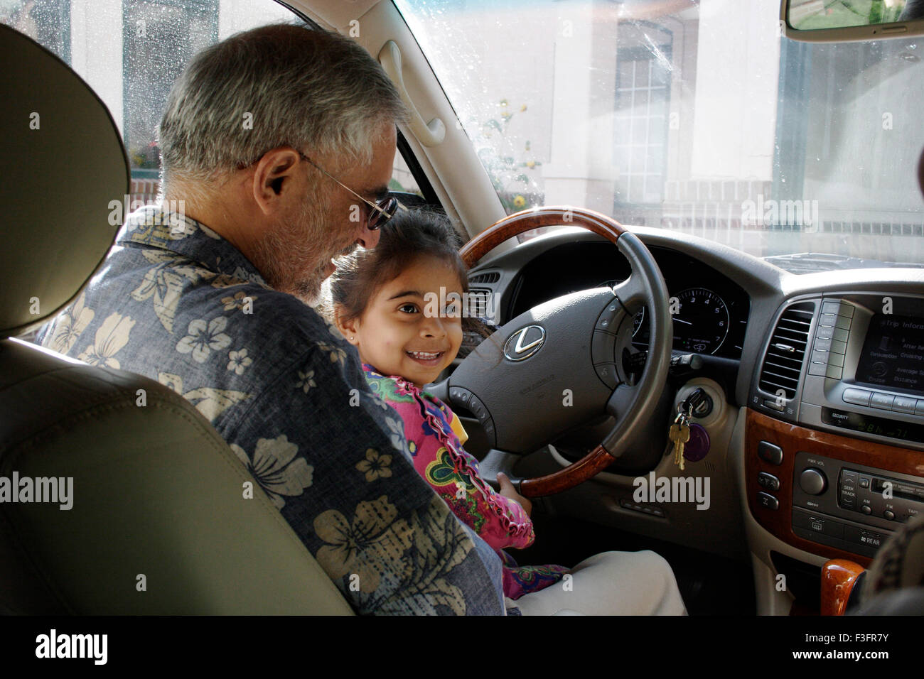 La nipote seduta sul nonno giro in auto il signor#0543 Foto Stock