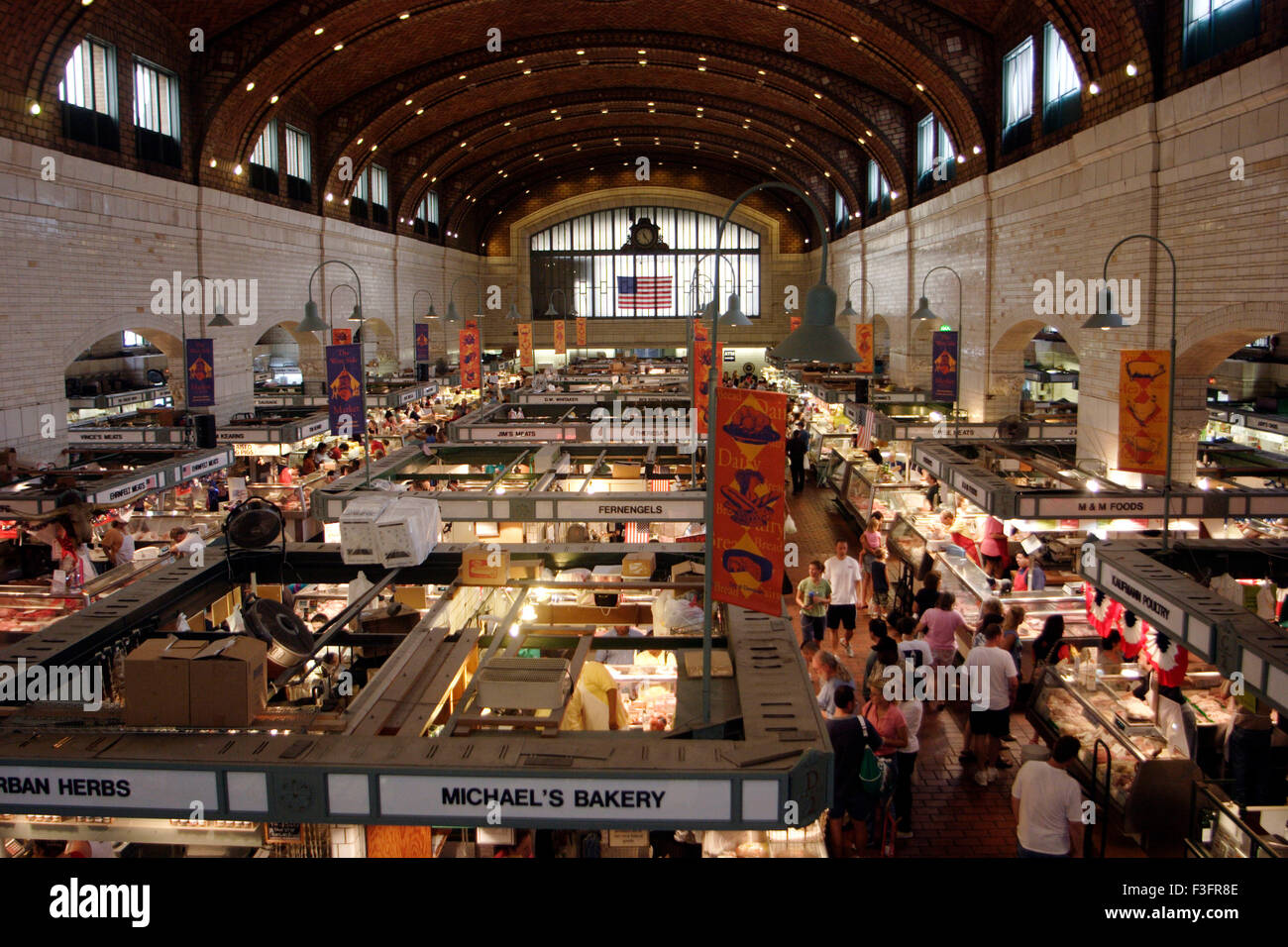 Vista di non deperibili mercato laterale Foto Stock