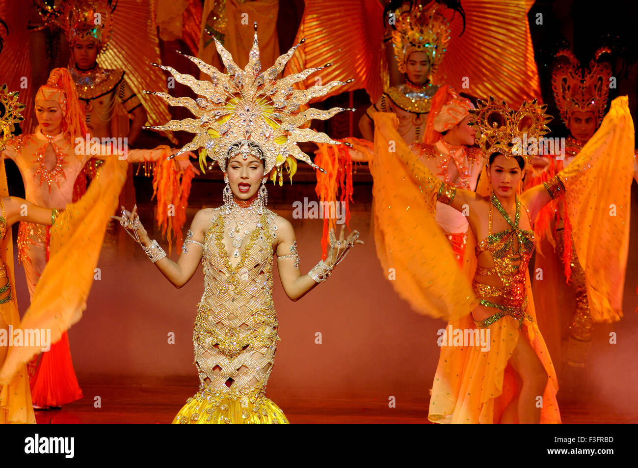 Le donne a fare la danza di eseguire sul palco durante Alcazar Show a Pattaya ; Tailandia ; a sud est asiatico Foto Stock