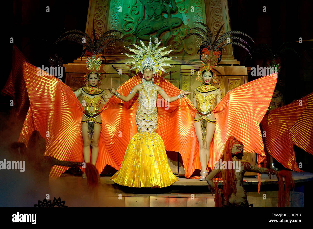 Le donne a fare la danza di eseguire sul palco durante Alcazar Show a Pattaya ; Tailandia ; a sud est asiatico Foto Stock