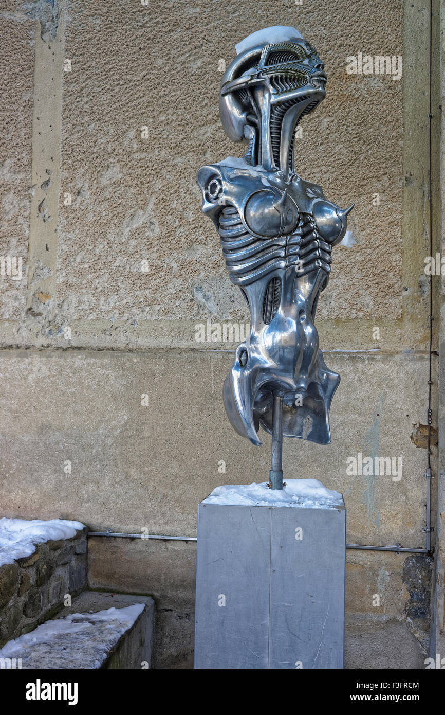 Statua di metallo di alieno in HR Giger Museum di Gruyere, Svizzera. HR Giger è stato il creatore di tutte le opere d'arte innvolving il film straniero. Accademia aggiudicati mediante il suo lavoro su questo film Foto Stock