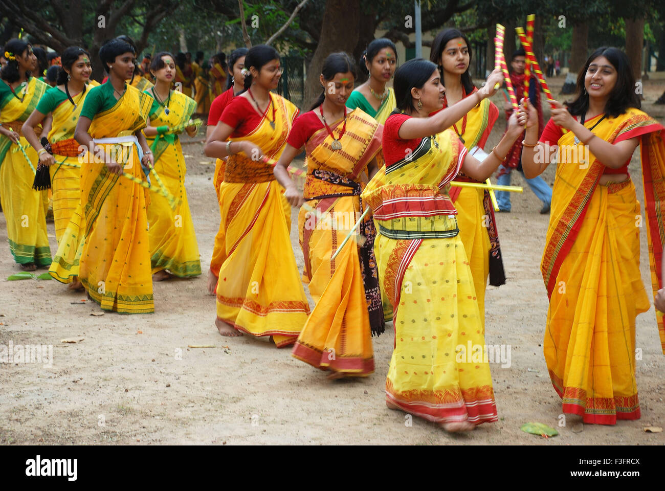 Donne che danzano dandiya celebrare Holi festival presso Shantinekatan Calcutta Kolkata West Bengal India Foto Stock